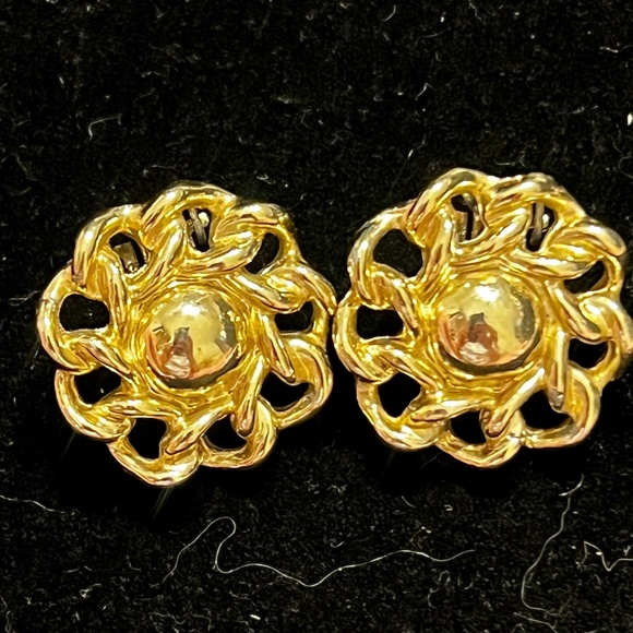 Vintage Lisner Gold Tone Filigree Clip-On Earrings - Picture 1 of 4